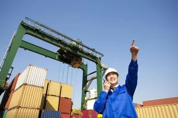 DeepLinker team member inspecting a BESS shipment
