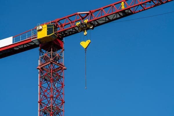 Side-by-side comparison of a RoRo ramp and a Breakbulk crane