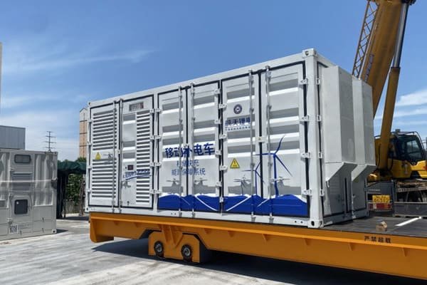 A comparison chart showing three types of energy storage cabinets and their shipping methods