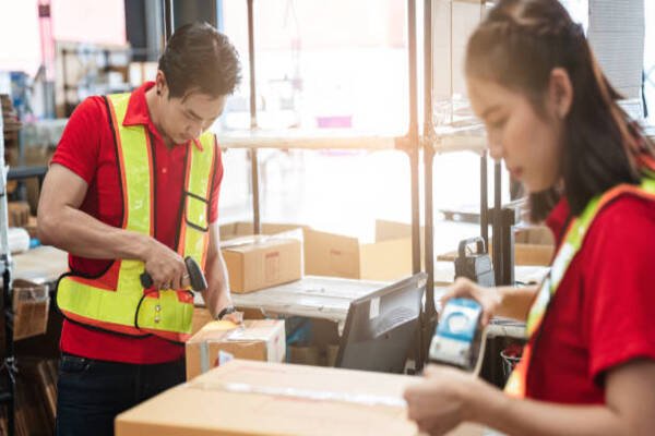 warehouse staff counting and verifying cartons before container loading