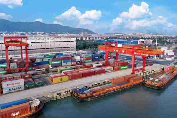 Container rail operations connecting a seaport with inland destinations