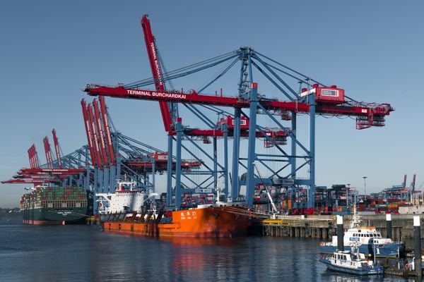 Red Sea Shipping Returns in 2026: Which Carriers Are Resuming Suez Canal Routes?