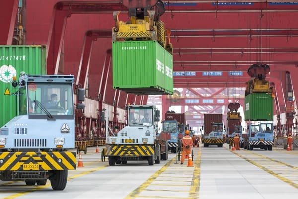 Trucks queuing and container yard congestion at a Chinese export port